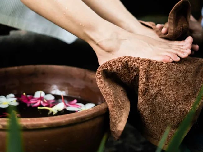 4 dagars extra aktiviteter för att ladda kropp och själ Yoga / meditation Canangsari (balinesisk offerceremoni-workshop) Melukat (balinesisk reningsceremoni) Balinesiska helande avslappningsupplevelser Balinesisk massage Blomsterfotbad och reflexologi Bålmatlagning Matäventyr Matlagningskurs Fiske Vandringsturer Mt Batukaru lång tur (12 timmar) Mt Batukaru kort tur Regnskogspromenad (3 timmar) Vattenfall- och lokal gårdstur (2 timmar) Lockande smakupplevelser Flytande frukost Middag med levande ljus Grillmiddag i trädgården Att ta sig runt Motorcykeluthyrning/dag Cykeluthyrning/dag Heldagstur med bil