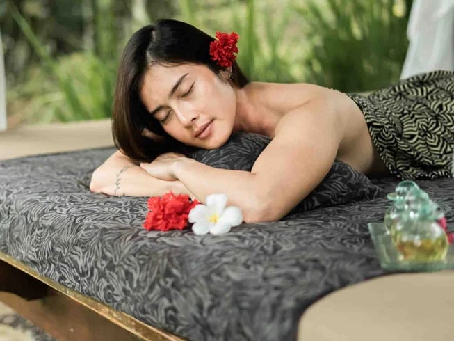 4 dagars extra aktiviteter för att ladda kropp och själ Yoga / meditation Canangsari (balinesisk offerceremoni-workshop) Melukat (balinesisk reningsceremoni) Balinesiska helande avslappningsupplevelser Balinesisk massage Blomsterfotbad och reflexologi Bålmatlagning Matäventyr Matlagningskurs Fiske Vandringsturer Mt Batukaru lång tur (12 timmar) Mt Batukaru kort tur Regnskogspromenad (3 timmar) Vattenfall- och lokal gårdstur (2 timmar) Lockande smakupplevelser Flytande frukost Middag med levande ljus Grillmiddag i trädgården Att ta sig runt Motorcykeluthyrning/dag Cykeluthyrning/dag Heldagstur med bil