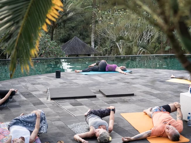 4 dagars extra aktiviteter för att ladda kropp och själ Yoga / meditation Canangsari (balinesisk offerceremoni-workshop) Melukat (balinesisk reningsceremoni) Balinesiska helande avslappningsupplevelser Balinesisk massage Blomsterfotbad och reflexologi Bålmatlagning Matäventyr Matlagningskurs Fiske Vandringsturer Mt Batukaru lång tur (12 timmar) Mt Batukaru kort tur Regnskogspromenad (3 timmar) Vattenfall- och lokal gårdstur (2 timmar) Lockande smakupplevelser Flytande frukost Middag med levande ljus Grillmiddag i trädgården Att ta sig runt Motorcykeluthyrning/dag Cykeluthyrning/dag Heldagstur med bil