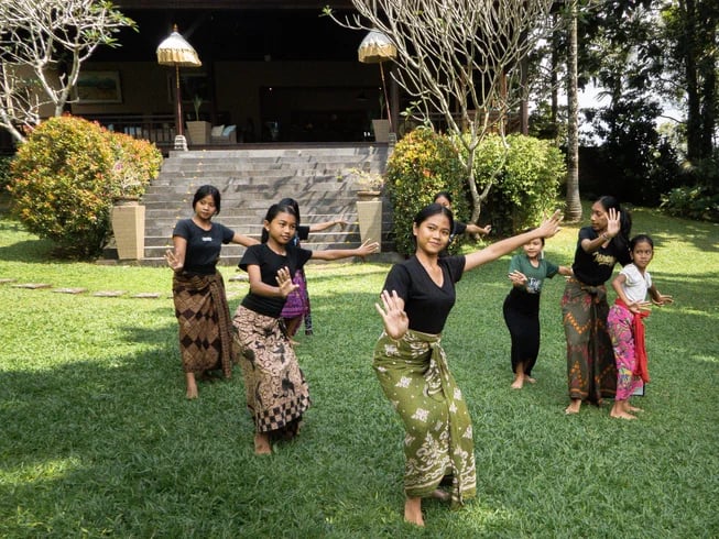 4 dagars extra aktiviteter för att ladda kropp och själ Yoga / meditation Canangsari (balinesisk offerceremoni-workshop) Melukat (balinesisk reningsceremoni) Balinesiska helande avslappningsupplevelser Balinesisk massage Blomsterfotbad och reflexologi Bålmatlagning Matäventyr Matlagningskurs Fiske Vandringsturer Mt Batukaru lång tur (12 timmar) Mt Batukaru kort tur Regnskogspromenad (3 timmar) Vattenfall- och lokal gårdstur (2 timmar) Lockande smakupplevelser Flytande frukost Middag med levande ljus Grillmiddag i trädgården Att ta sig runt Motorcykeluthyrning/dag Cykeluthyrning/dag Heldagstur med bil