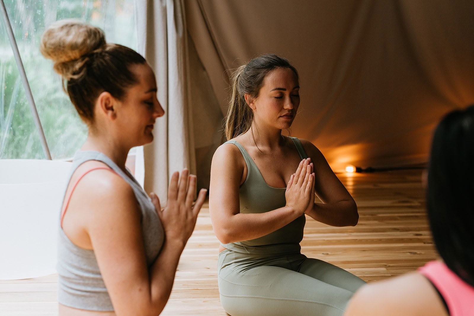 Kärlekens vibrationer med Jack, Soorya, Matthew och Deviki: gemensam kirtansång | Nectar Yoga Bowen Island — Nectar Yoga