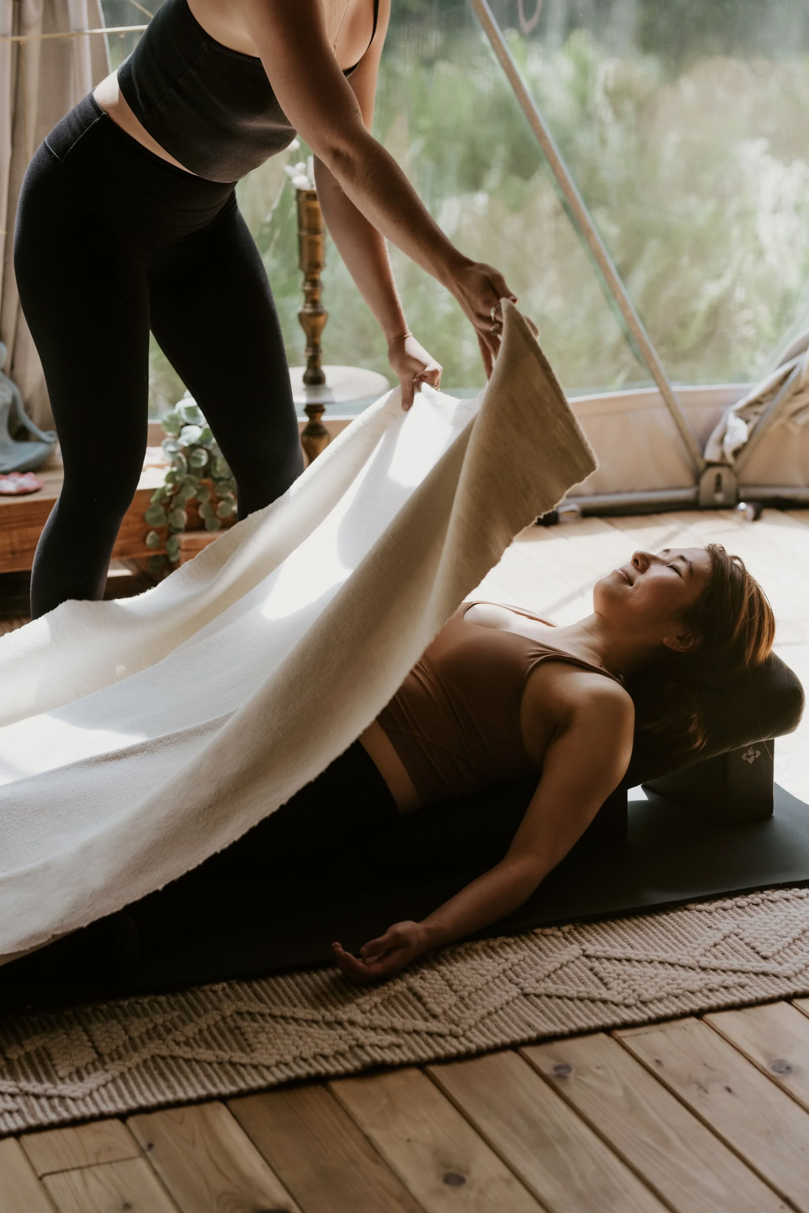 Stig: Uppslukande yoga- och ljudbadupplevelse med Hadis Kiani | Nectar Yoga