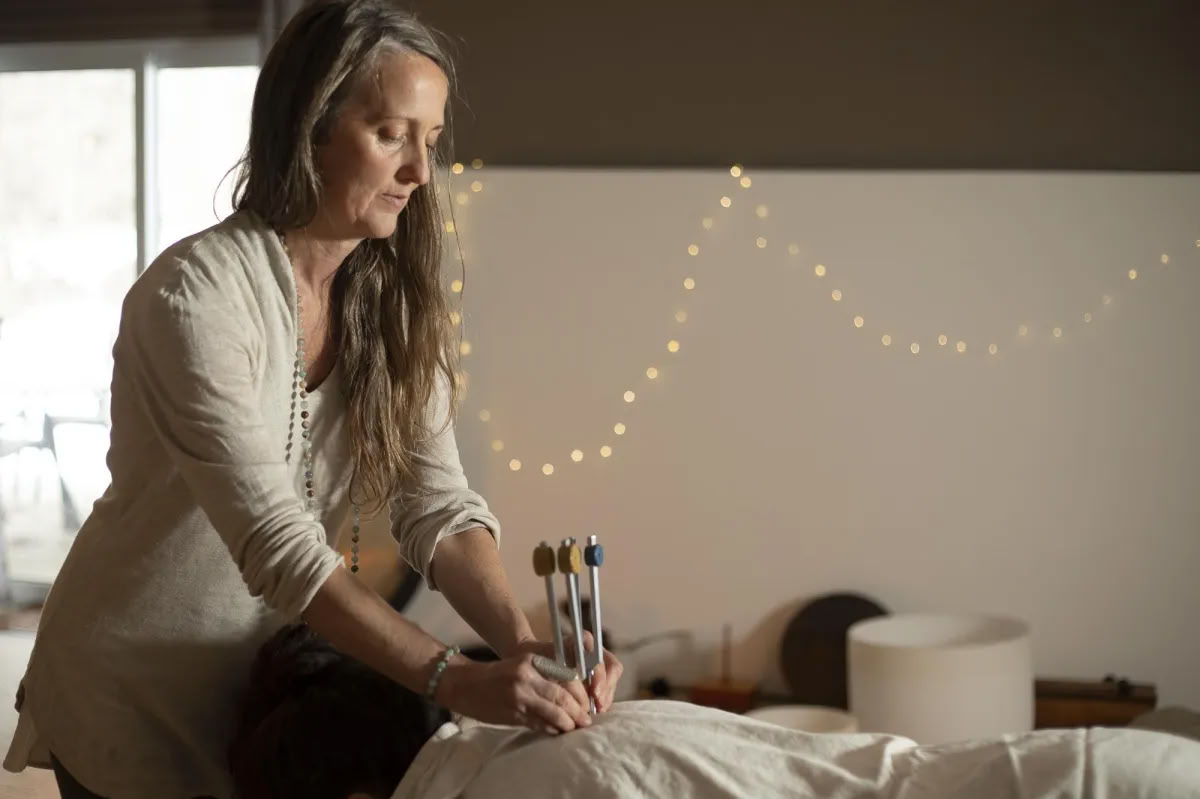 Den åttafaldiga extraordinära resan: en serie akutonik ljudhealing