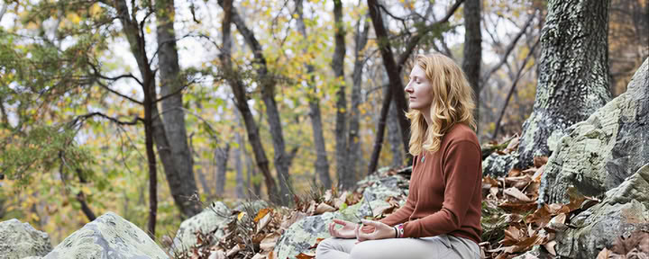 Viskande löv: en tyst yoga- och meditationsretreat på hösten