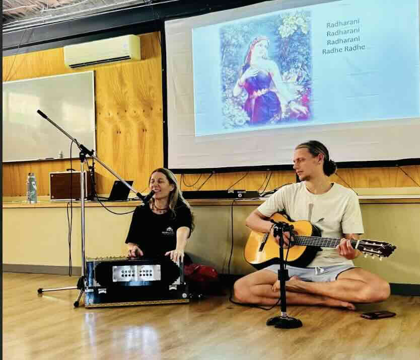Att lära sig leda kirtan" fördjupning