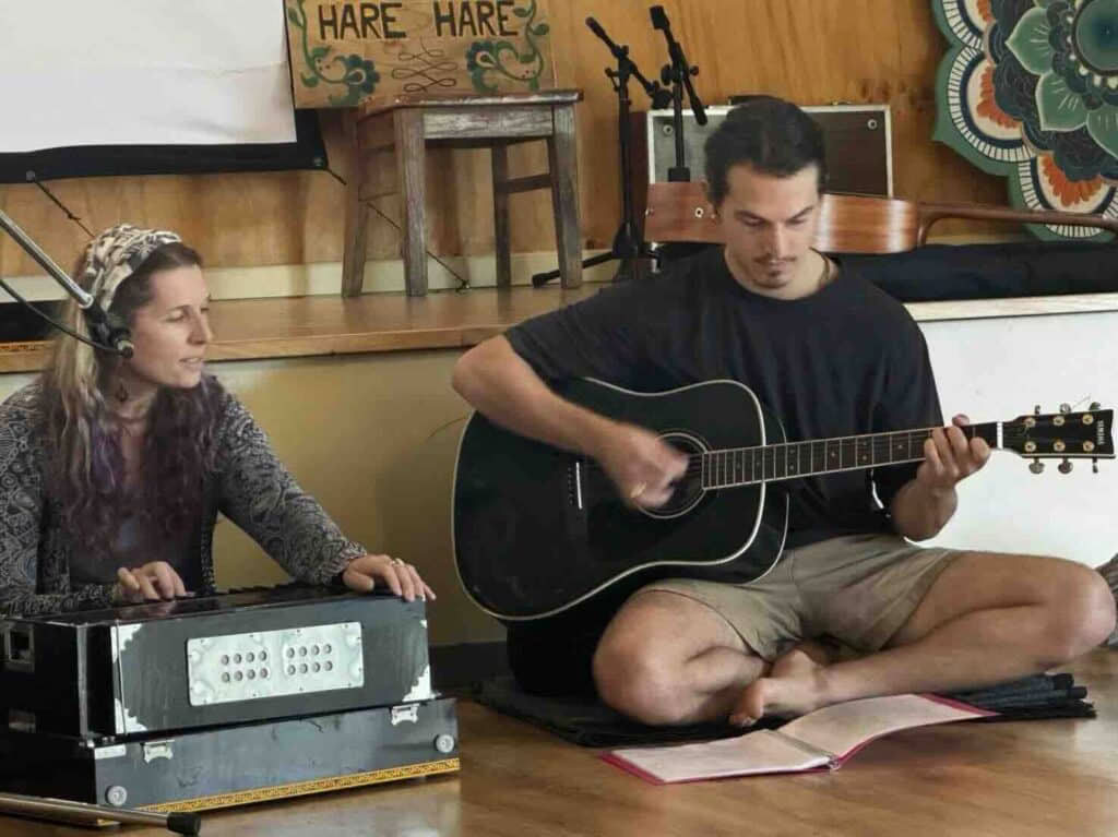 Att lära sig leda kirtan" fördjupning