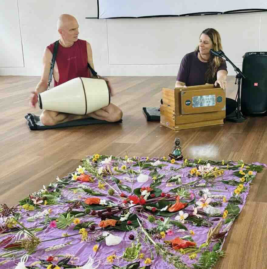 Att lära sig leda kirtan" fördjupning