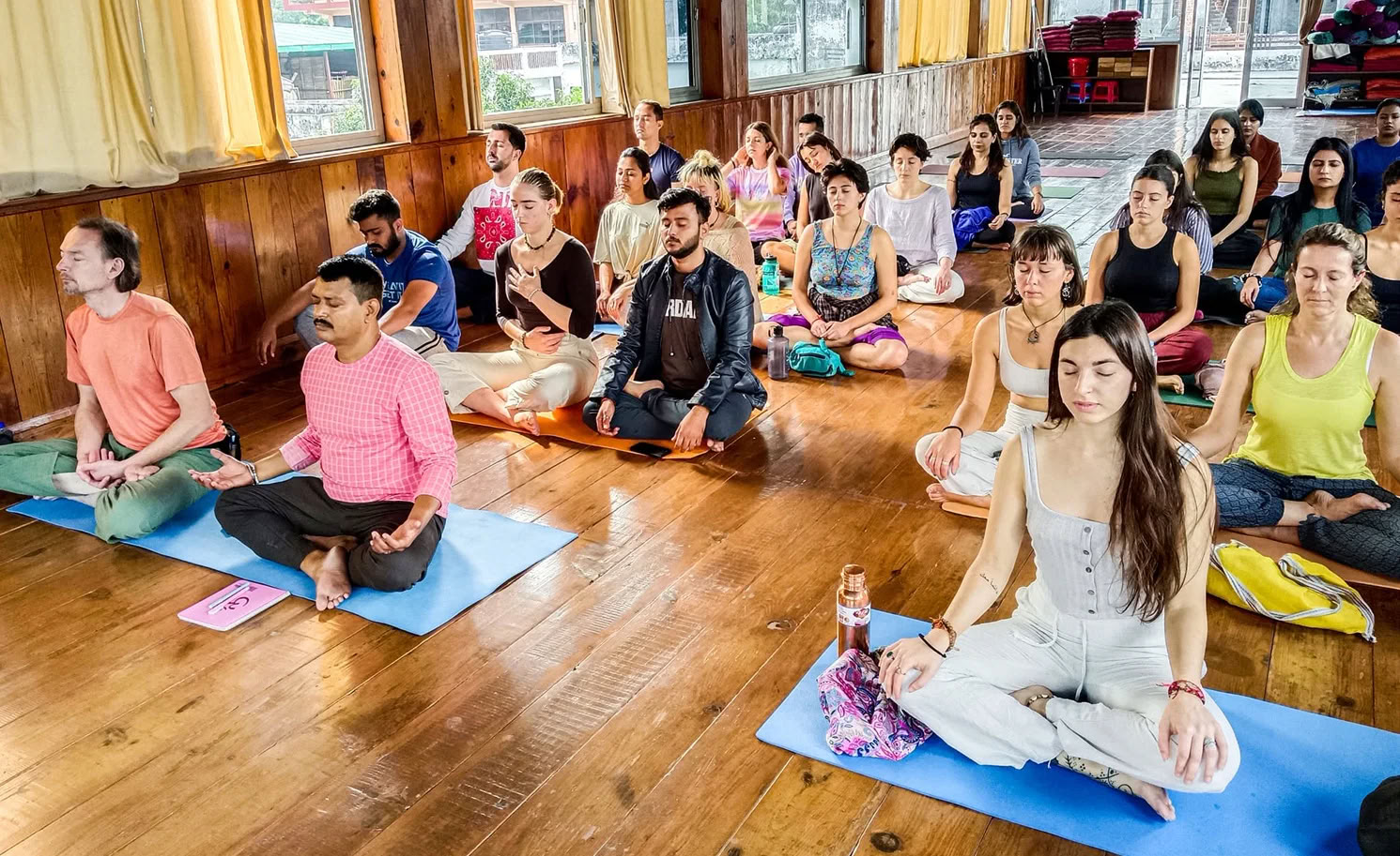 100-timmars yogalärarutbildning i Rishikesh, Indien – maj 2026