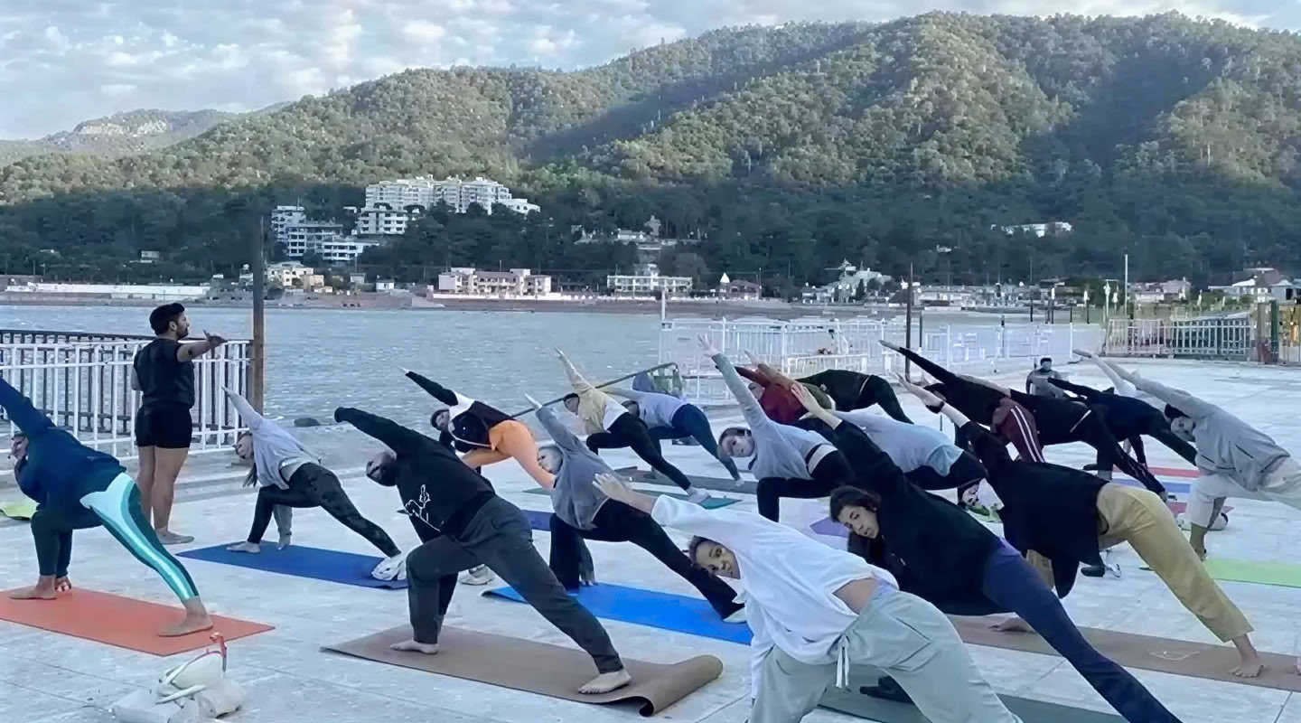 100-timmars yogalärarutbildning i Rishikesh, Indien – maj 2026