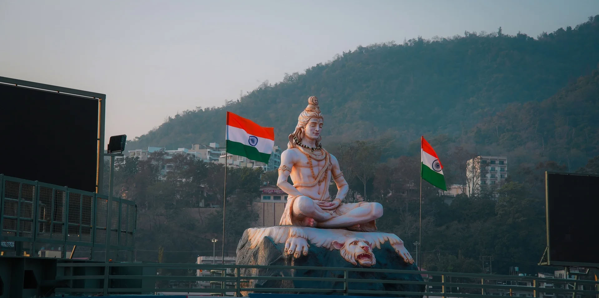 100-timmars yogalärarutbildning i Rishikesh, Indien – maj 2026