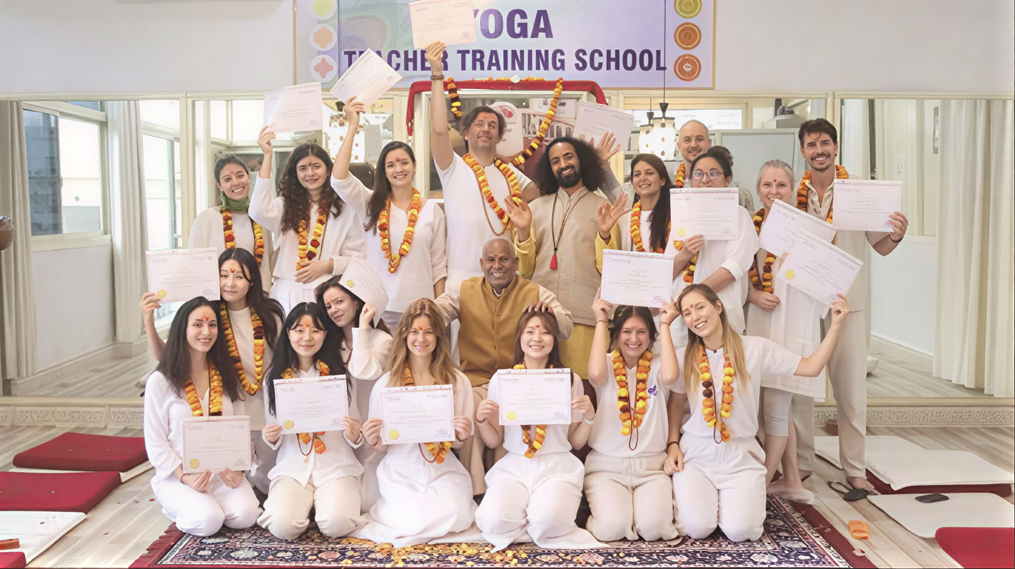100 timmars yogalärarutbildning i Rishikesh, Indien