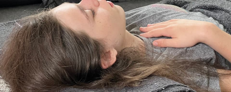 Att föra himlen till jorden: en kristallklanghealing vid nymåne med Lea Garnier