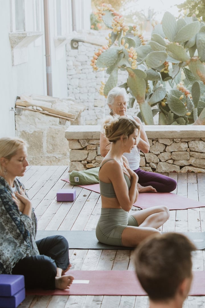 Sommarens lyskraftiga yogaretreat