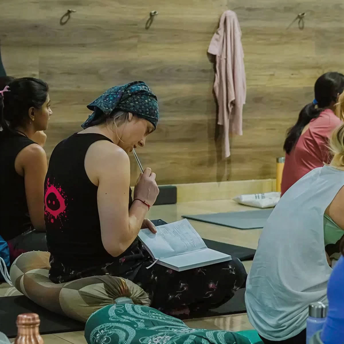 100-timmars yogalärarutbildning i Rishikesh