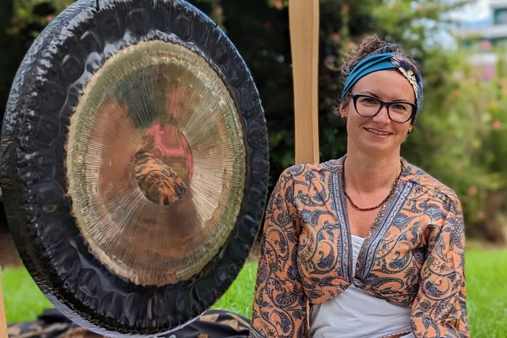 Privat ljudhealing-session på Teneriffa – gongar och sångskålar för djup avslappning