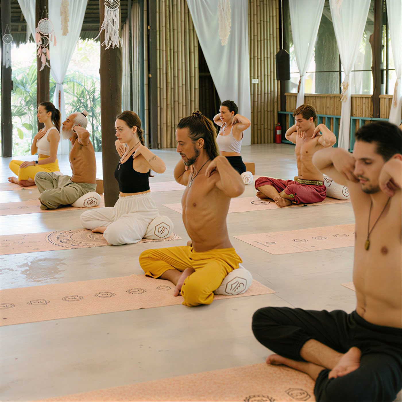 200-timmars/300-timmars hybrid yogalärarutbildning – 9 juli – 18 juli 2026