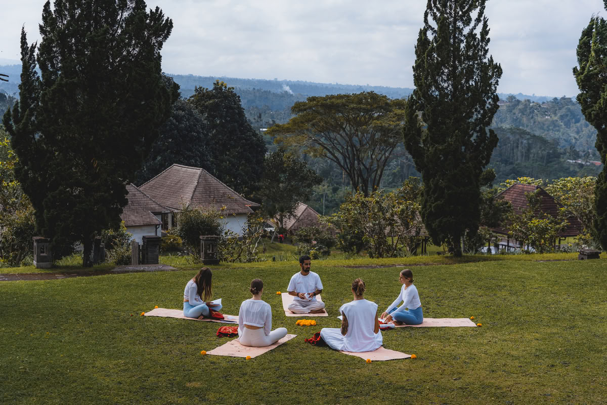 200-timmars/300-timmars hybrid yogalärarutbildning – 22 juni–5 juli 2026