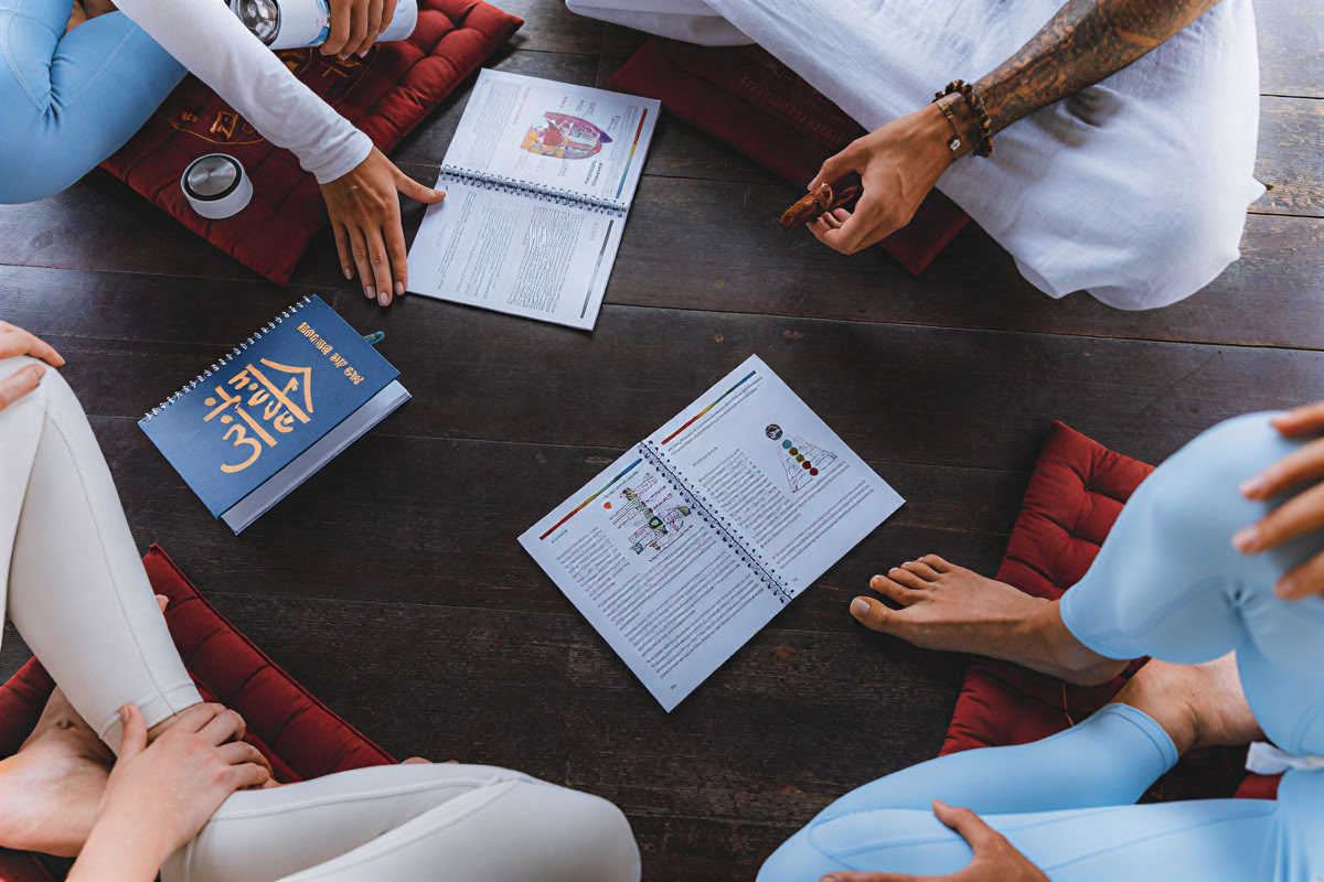 300-timmars yogalärarutbildning – 22 juni–18 juli 2026