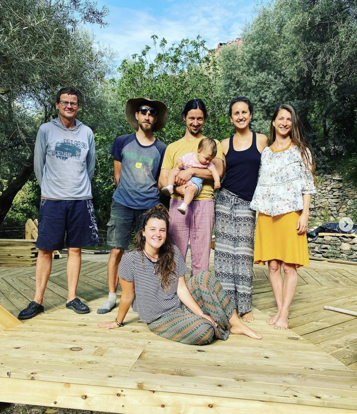 Jordkvinnans nakna yoga- och meditationsretreat