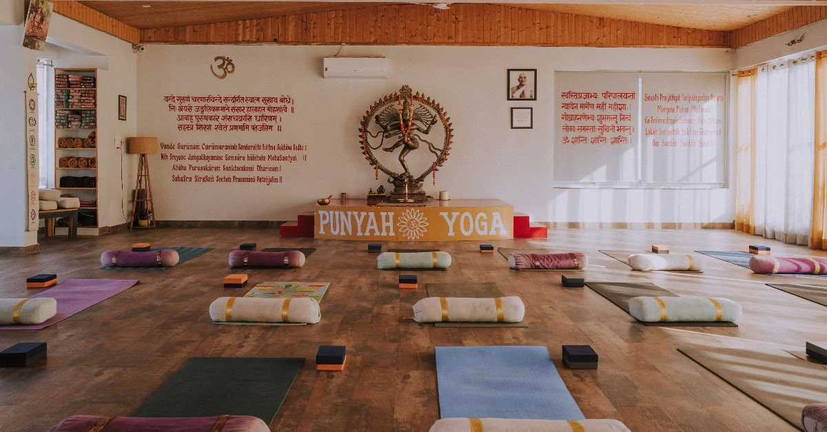 100 timmars yogalärarutbildning