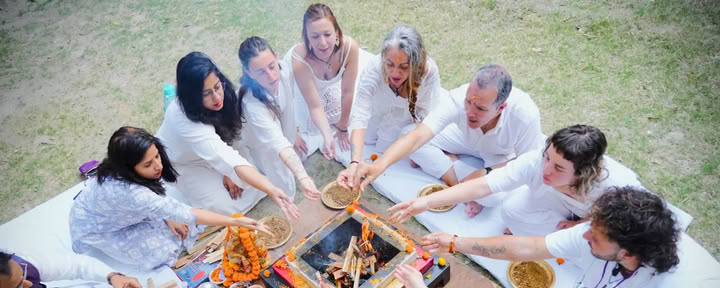 100-timmars yogalärarutbildning i Rishikesh