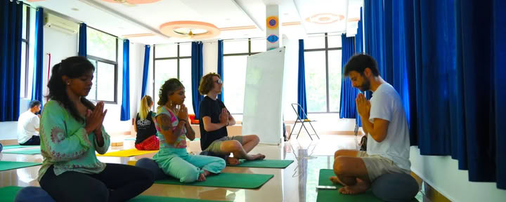 Gravid- och postnatal yogalärarutbildning i Rishikesh, Indien