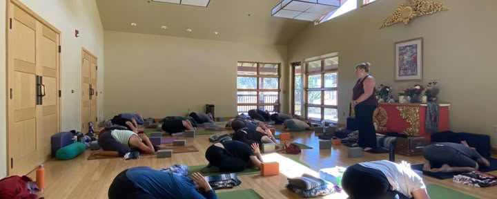 Att vända sig inåt: en yogaretreat på hösten