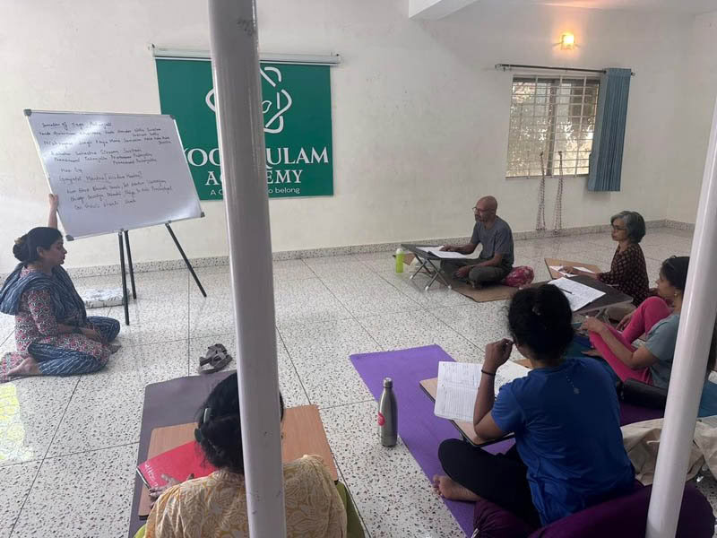 200-timmars helg-yoga TTC i Bengaluru