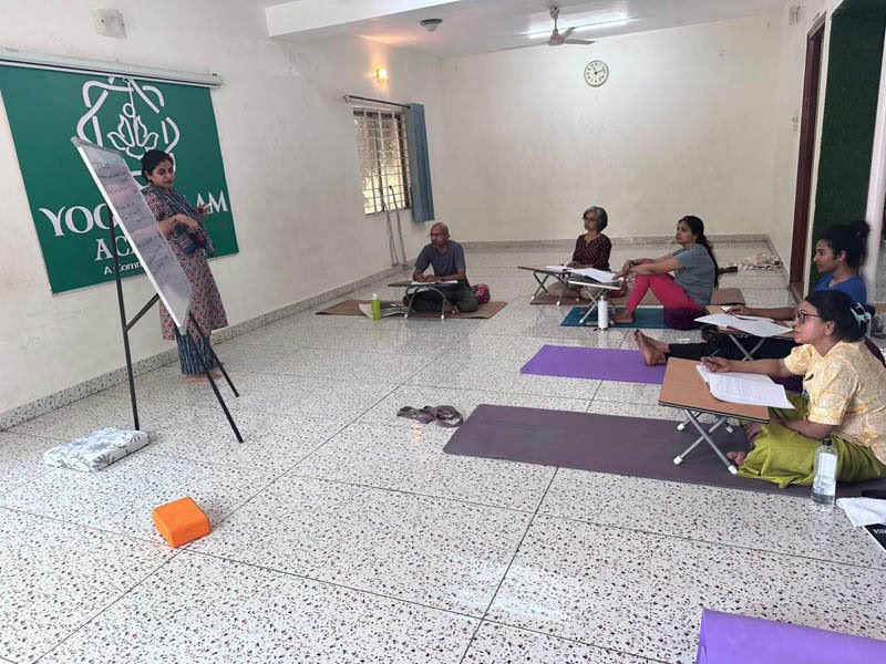 200-timmars helg-yoga TTC i Bengaluru