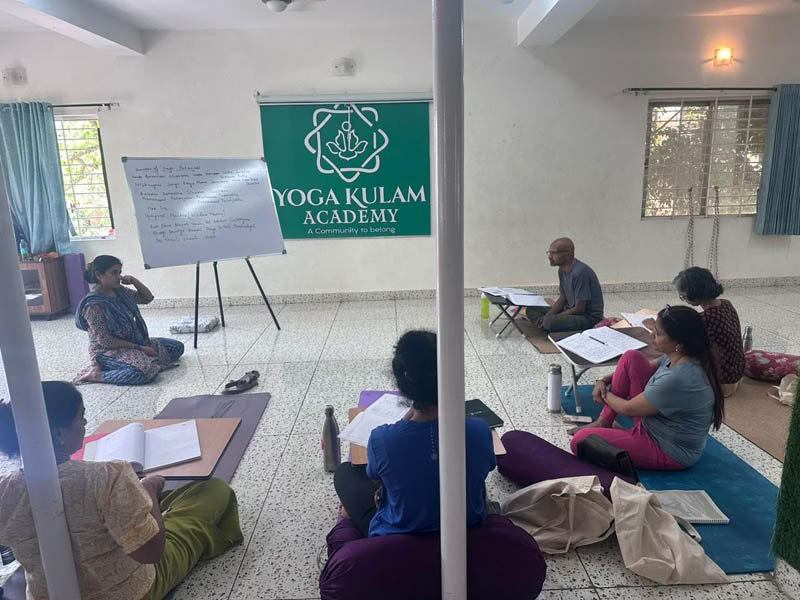 200-timmars helg-yoga TTC i Bengaluru