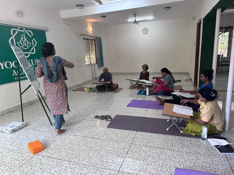 200-timmars helg-yoga TTC i Bengaluru