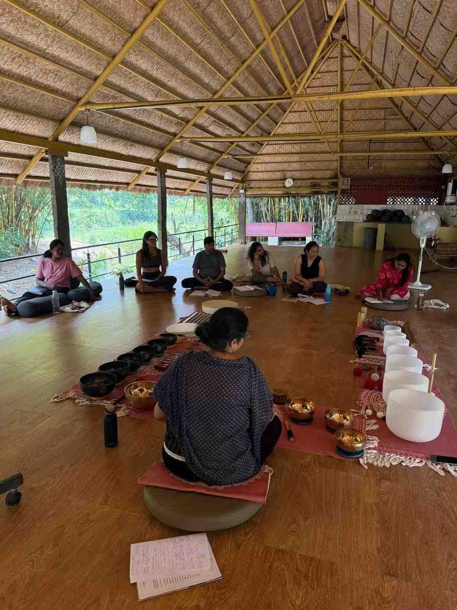 Ljudhelande meditationskurs i Mysore