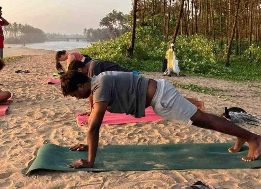 100 timmars yogalärarutbildning i Kerala