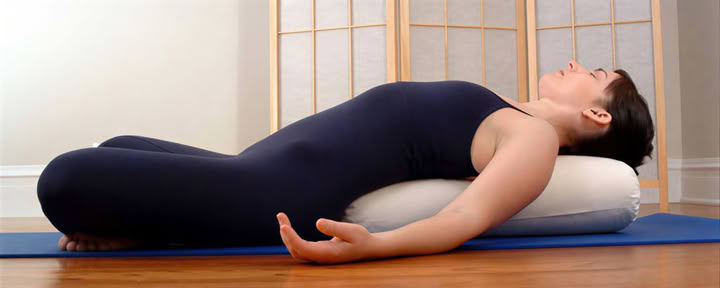 Återhämtande yoga för stresslindring