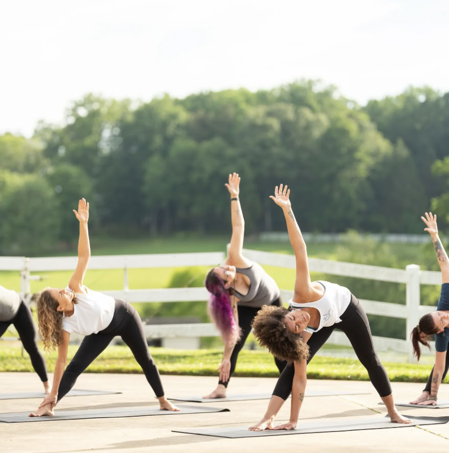 Lördagsmorgonens soluppgångsyoga med Kelly Flowers — The Horse Shoe Farm Boutique Resort nära Asheville, NC | Mat och spa
