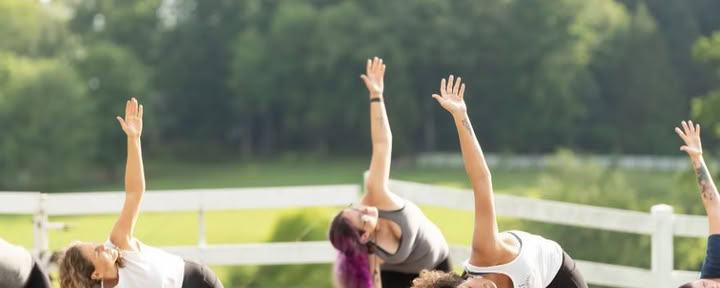 Lördagsmorgonens soluppgångsyoga med Kelly Flowers — The Horse Shoe Farm Boutique Resort nära Asheville, NC | Mat och spa