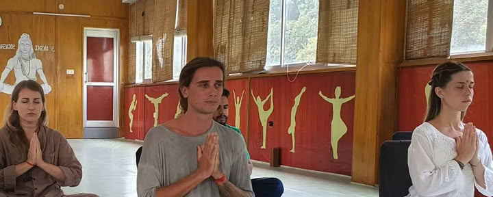100-timmars yogalärarutbildning för nybörjare i Rishikesh, Indien