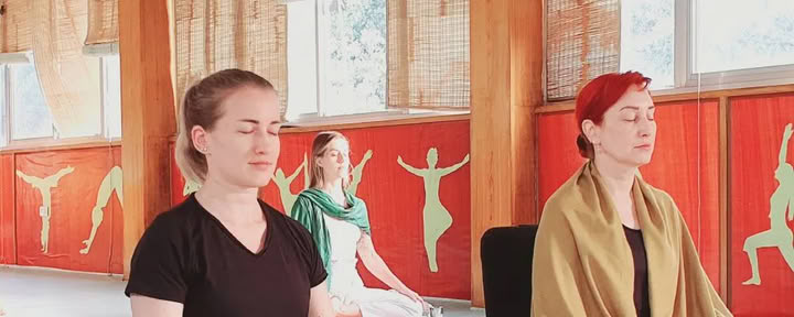500-timmars yogalärarutbildning i Rishikesh – 3 sep–1 nov