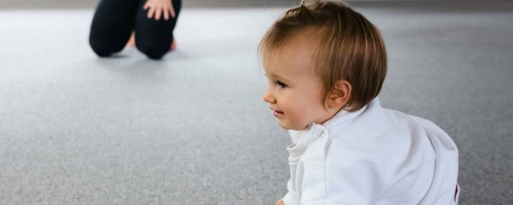 Yoga-kurs för mammor och bebisar