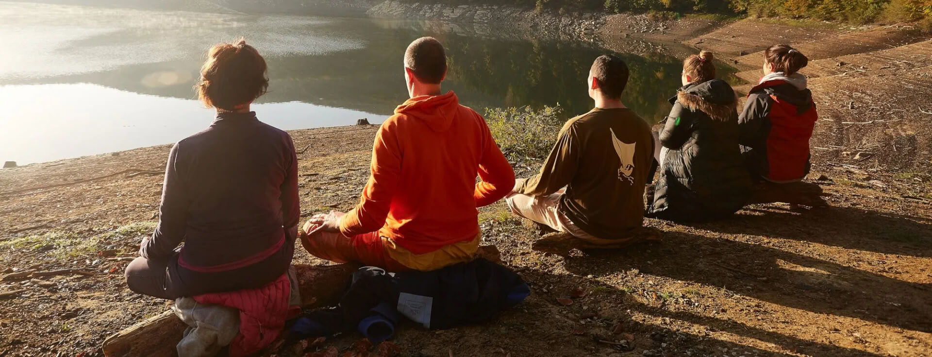 Djup yogaretreat i oktober: Vila och rötter