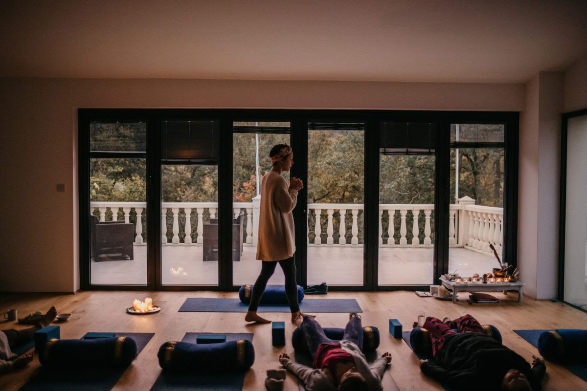 Yoga- och meditationsgrundretreat: En resa genom yamas och niyamas
