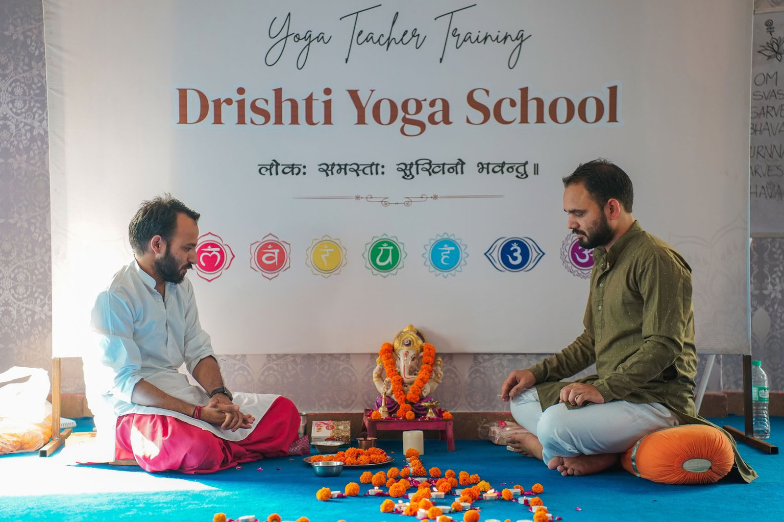 100-timmars yogalärarutbildning i Rishikesh ✅