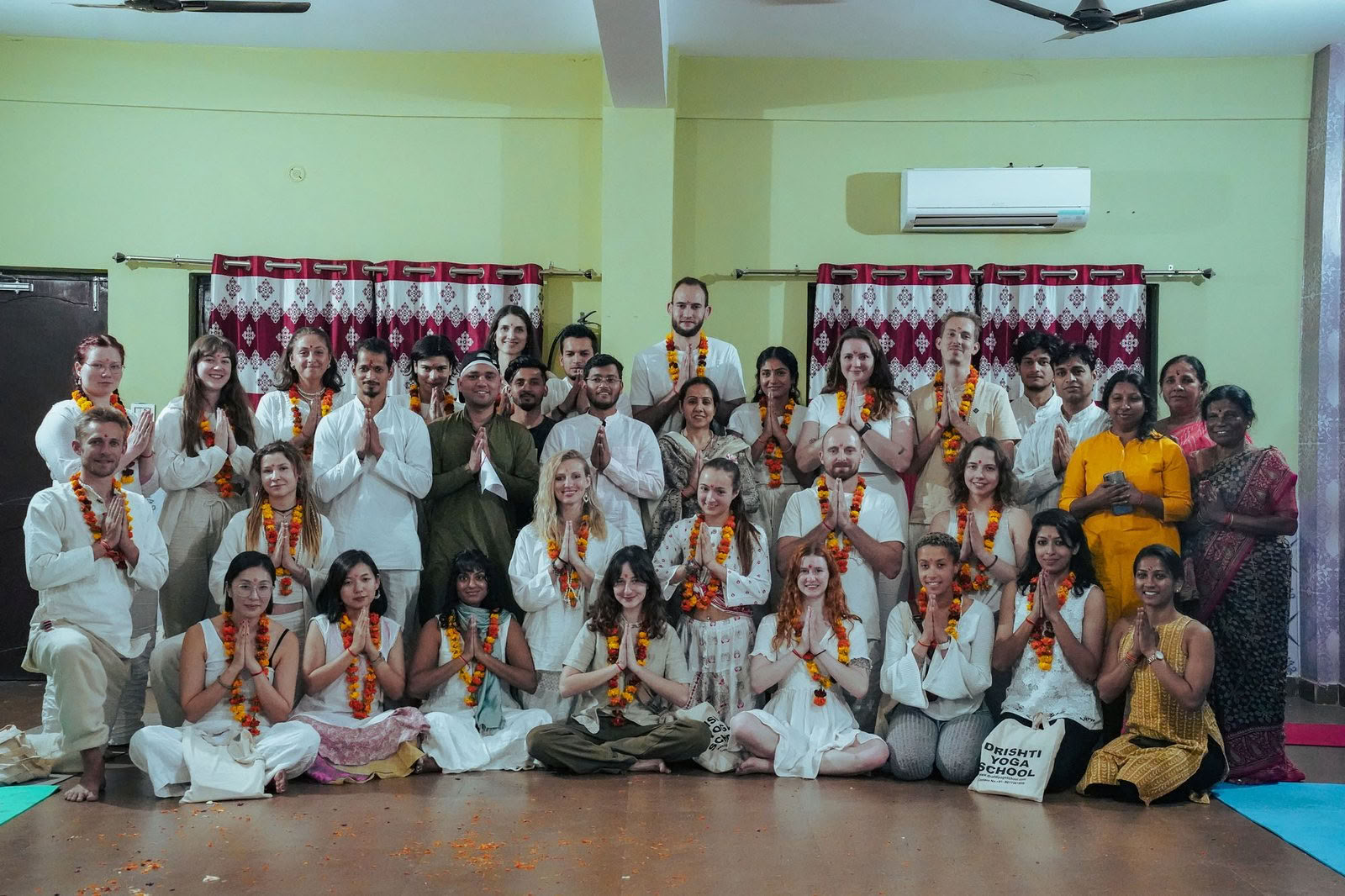 100-timmars yogalärarutbildning i Rishikesh ✅