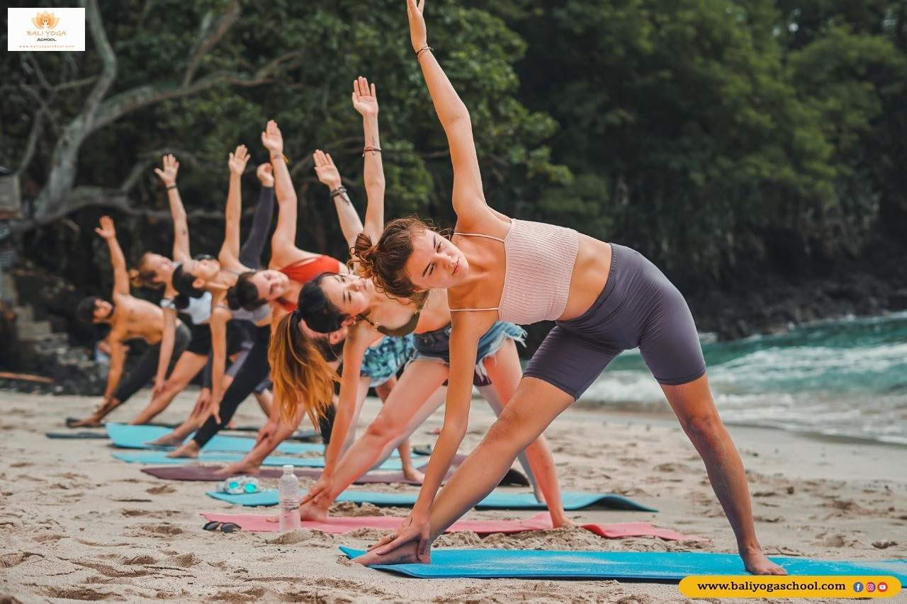 300 timmars yogalärarutbildning i Thailand