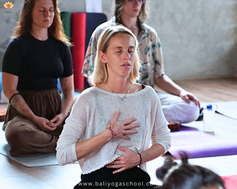100-timmars yogalärarutbildning i Uluwatu, Bali