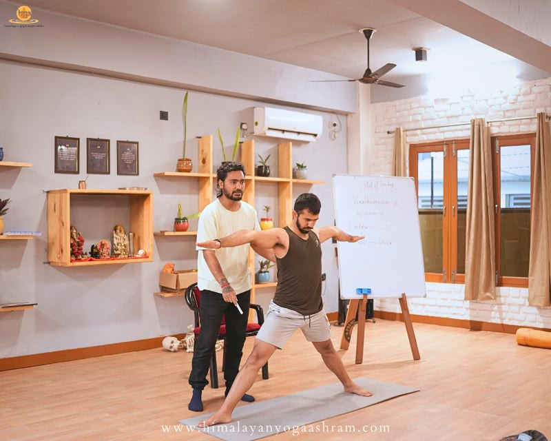 100-timmars yogalärarutbildning i Rishikesh, Indien
