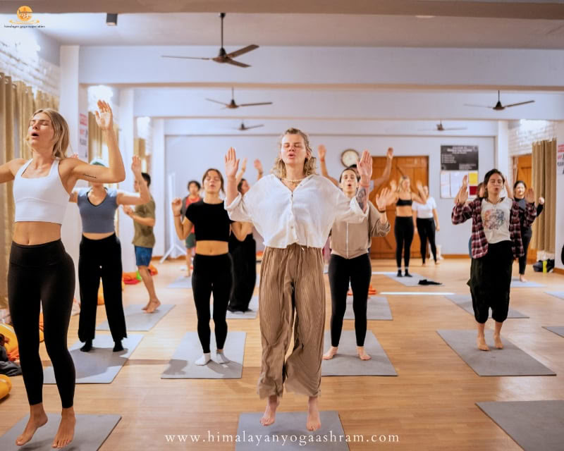 100-timmars yogalärarutbildning i Rishikesh, Indien