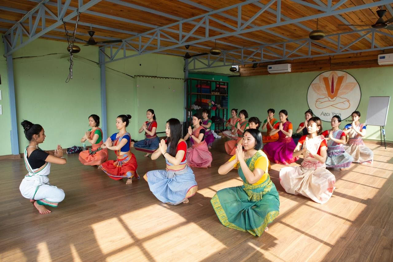 100-timmars yogalärarutbildning i Rishikesh