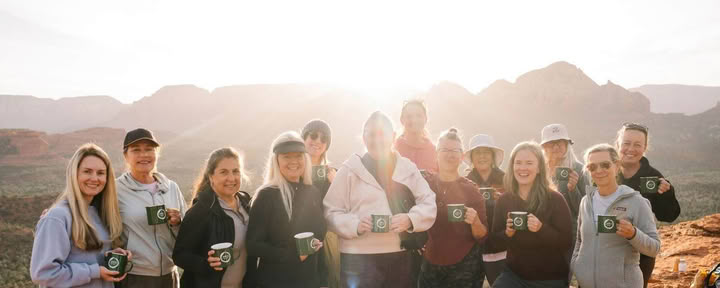 Jordad och vild kvinnoyogaretreat i Sedona