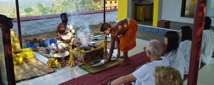 Yoga-retreat på ett ashram